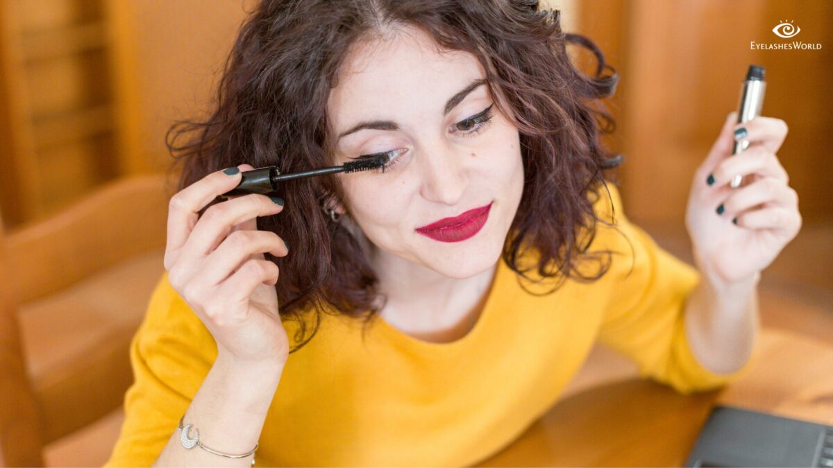 Mascara vor falschen Wimpern