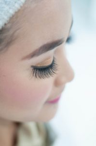 women use eyelashes